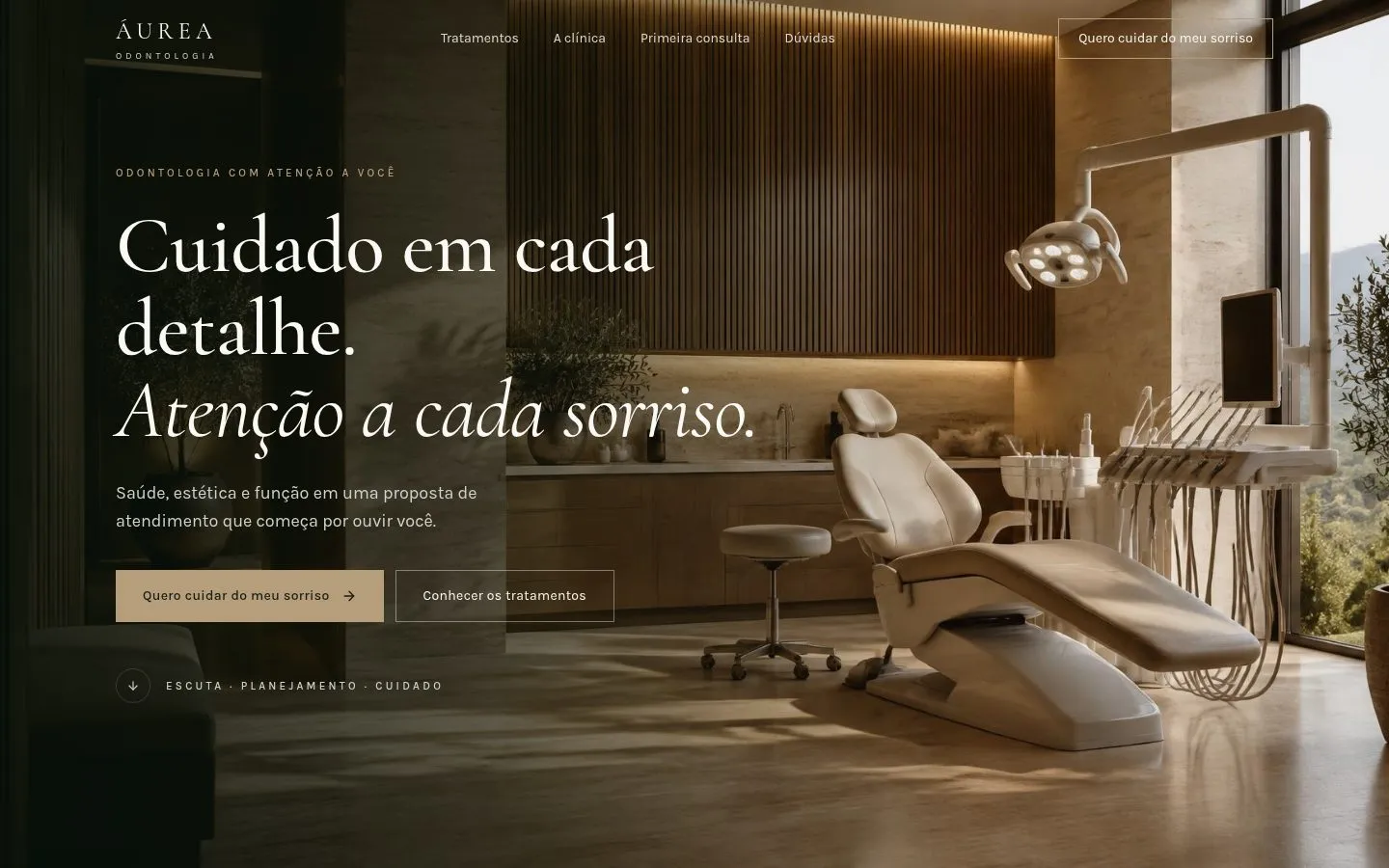 Primeira tela da Áurea Odontologia com consultório em madeira e pedra e o título “Cuidado em cada detalhe. Atenção a cada sorriso.”